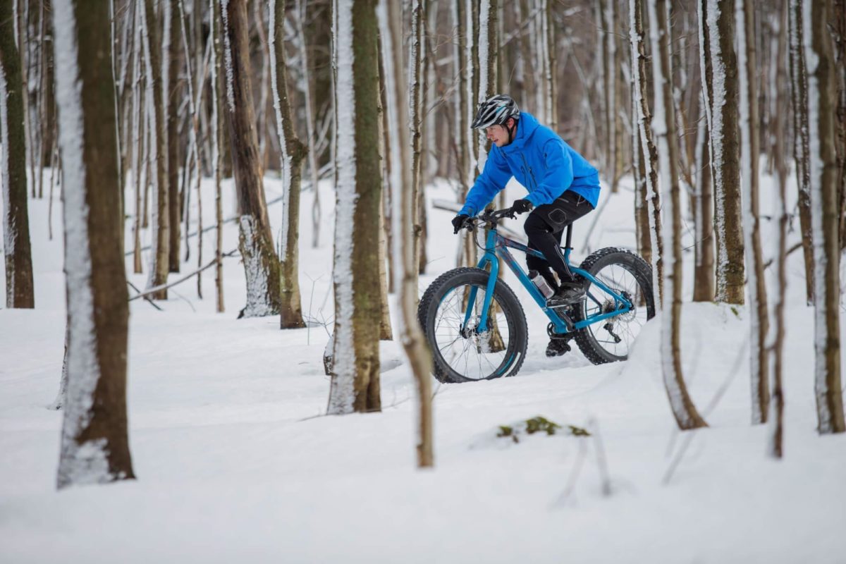 Cycliste d’hiver sur un sentier.